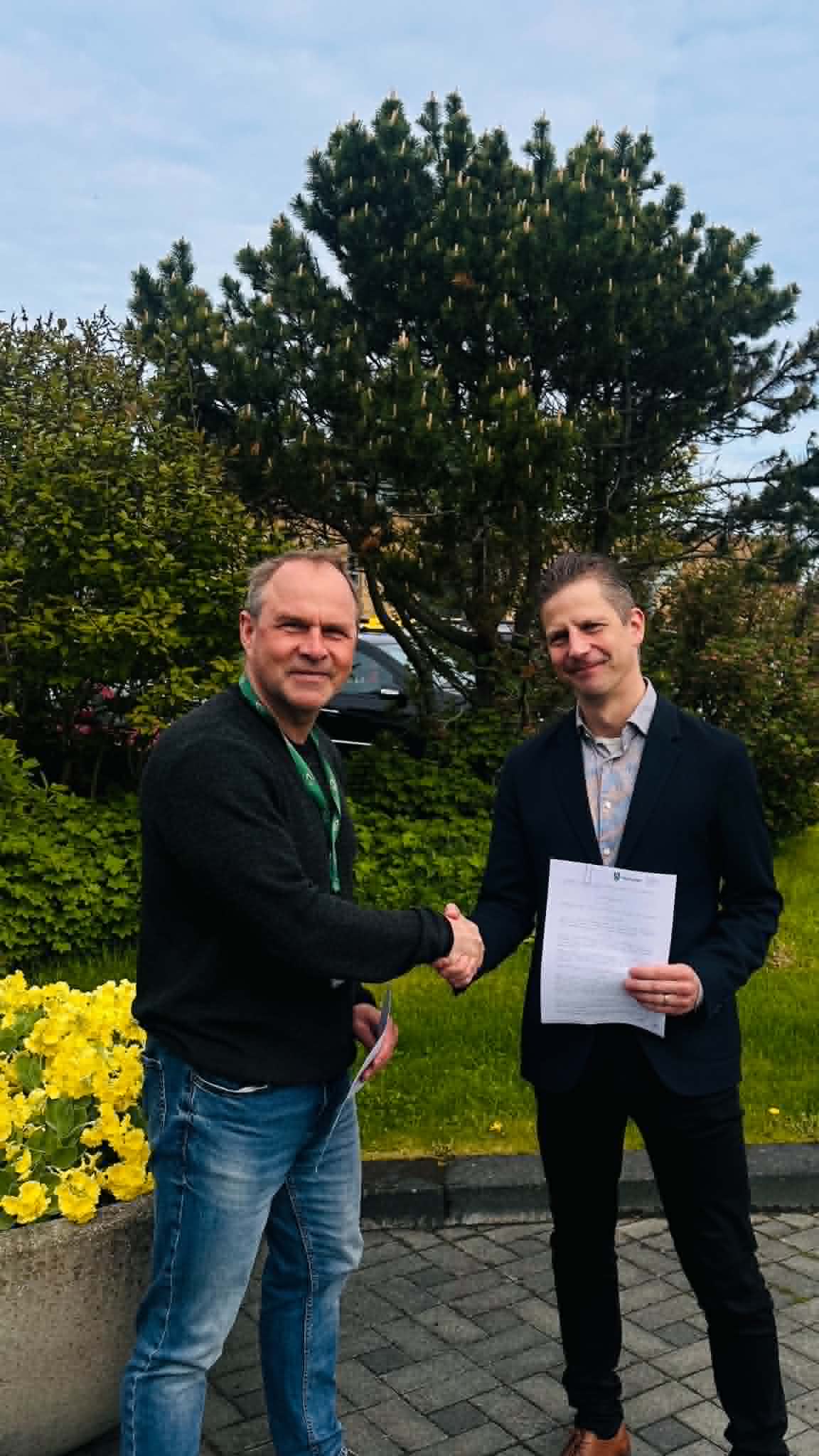 Magnús Þór Gunnarsson of Sumar Expo and Gunnar Guðmundsson of Kópavogur municipality shake hands after signing the agreement.